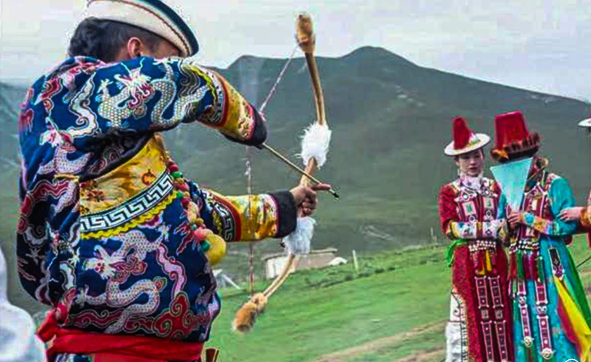 Девушка не щитом закрывается, это вуаль для скромности