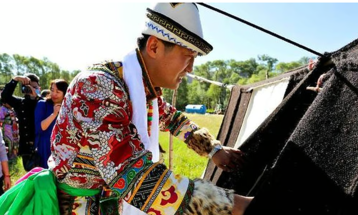 Прошу оченить шикарный костюм с барсовыми рукавами и драконами на кафтане!