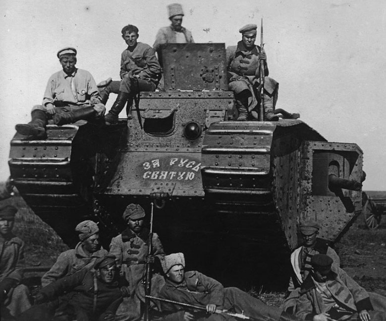 Фотография 14 октября 1920 года. Пожалуй, одна из символичных для периода 1917 — 1922. И да, она обрезана — местные правила суровы (кто знает, поймет). 