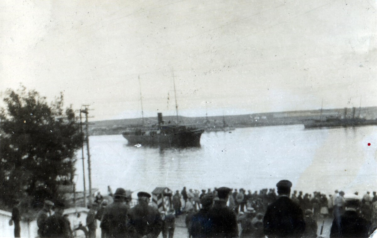 Одни ждали со дня на день мировую революцию, другие — краха большевиков. 