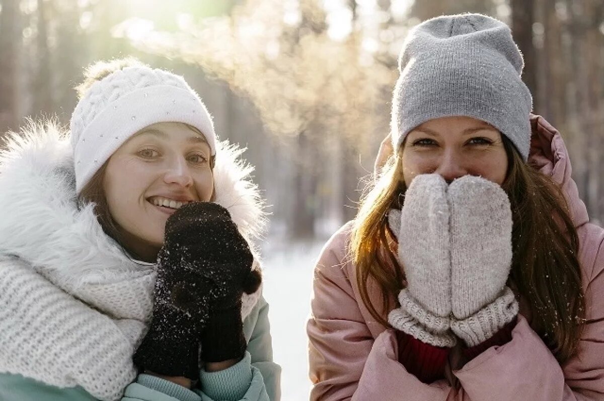    Пытаясь защитить лицо от холода, люди наносят плотные, жирные кремы, которые «запечатывают» кожу, не давая ей дышать.