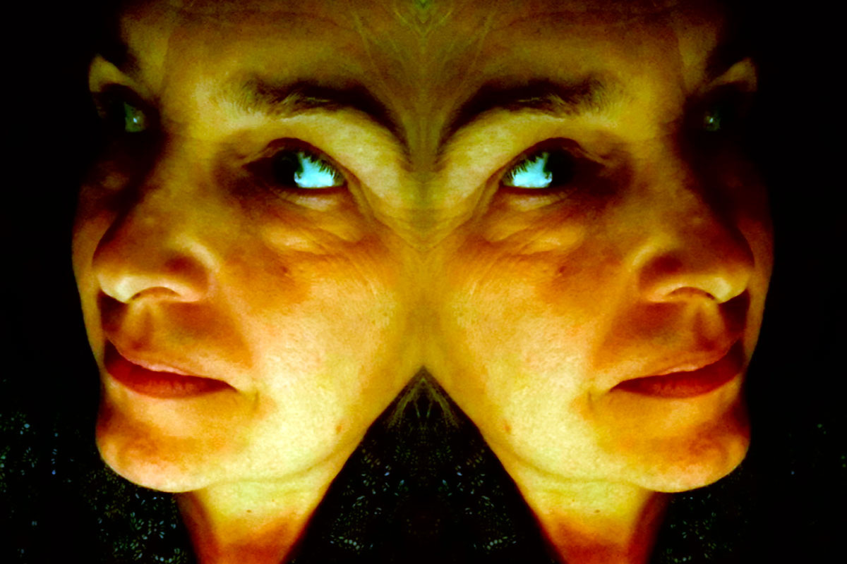 Психика ребёнка, чтобы справиться с травмой, использует самый простой и эффективный защитный механизм — расщепление