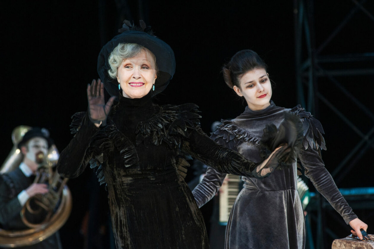 Спектакль «Орфей и Эвридика» (Дама в трауре)
Фото: Анатолий Бызов/Иркутский драмтеатр