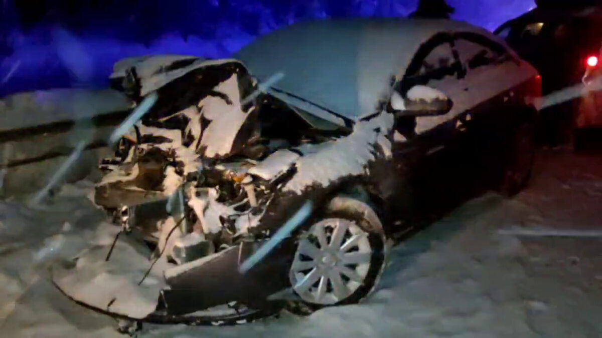     Две фуры и легковушка столкнулись на загородной трассе в Красноярском крае