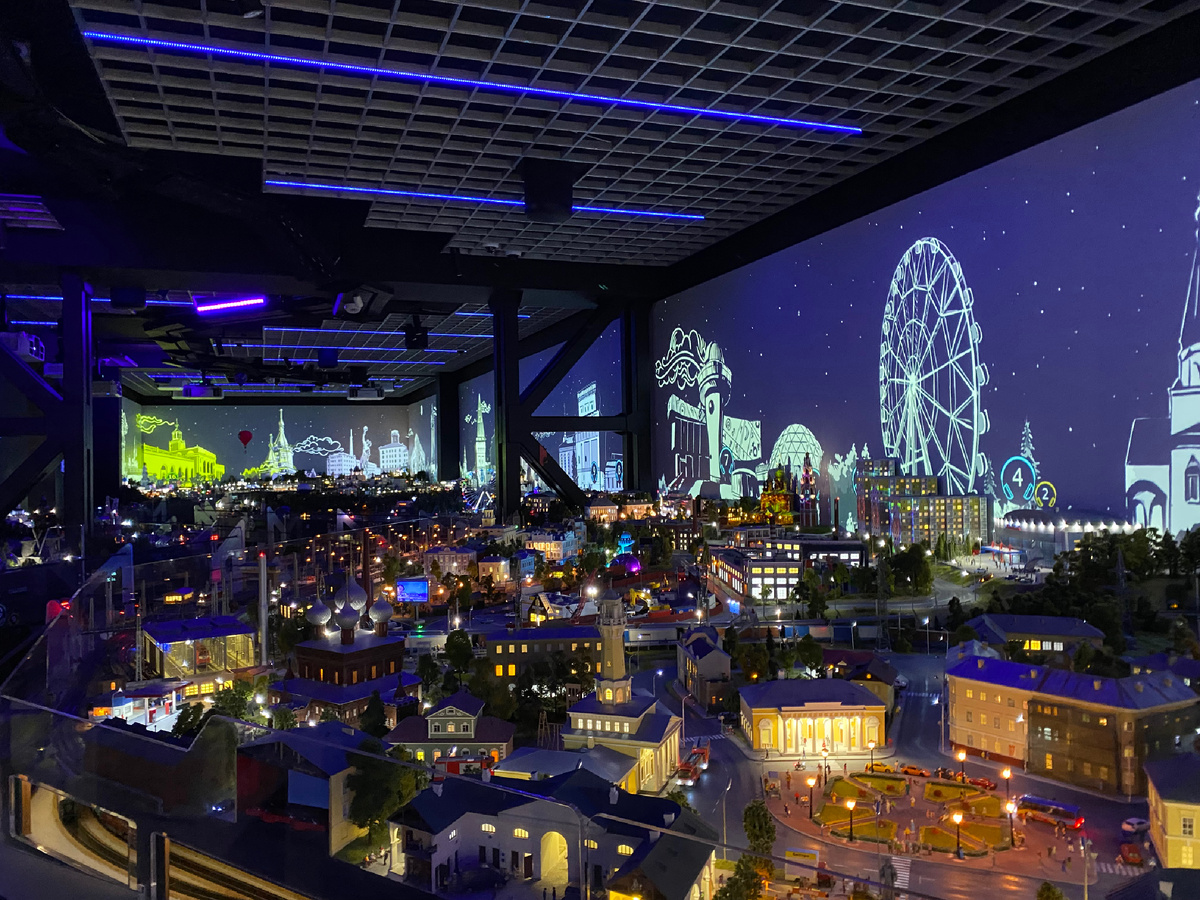 В зале музея «Шоу-макет Золотое кольцо»