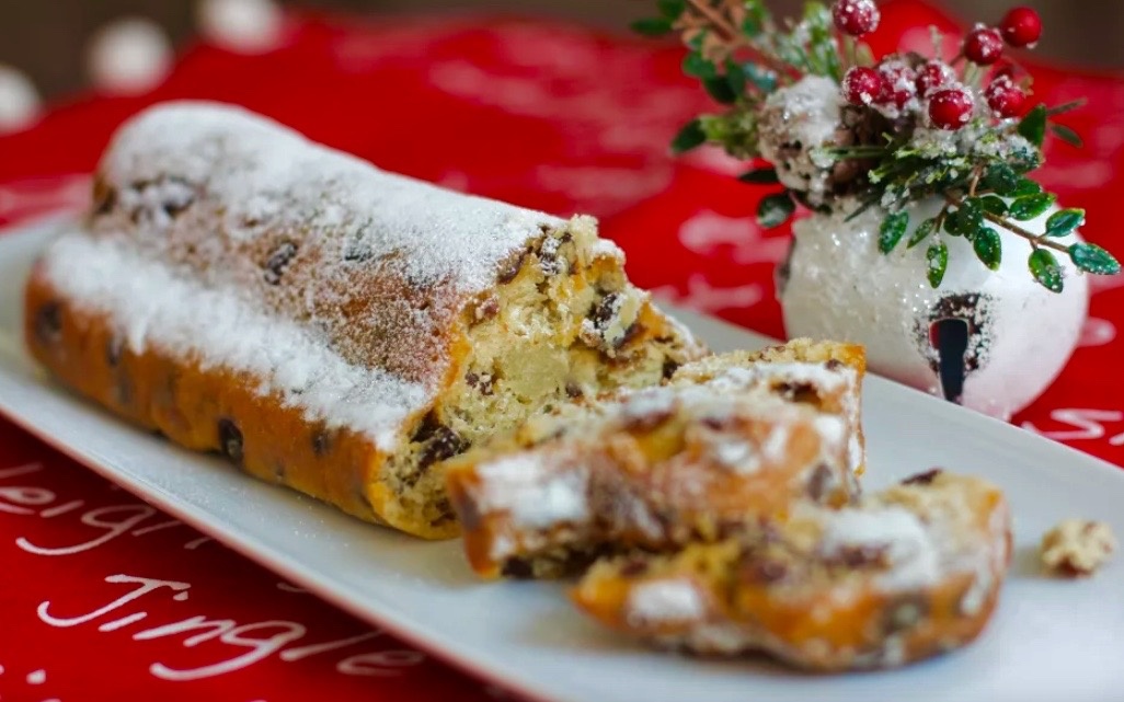 Штоллен с марципаном.