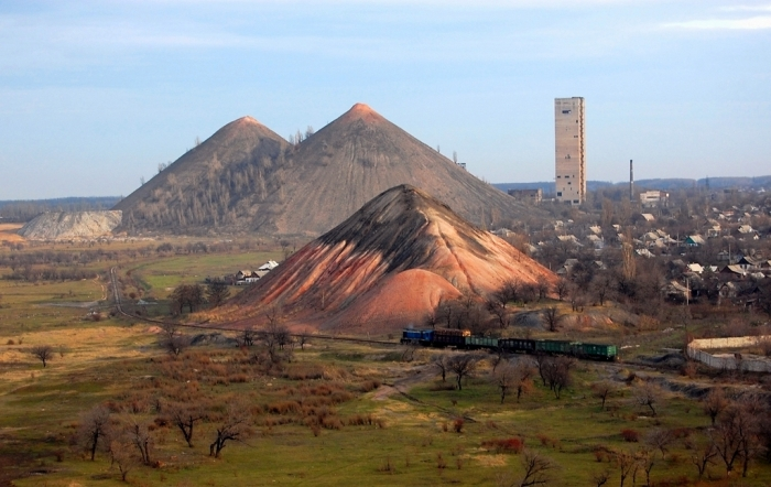 Это Донецк, моя любимая фотография, среди множества фото терриконов, рассыпанных по всему миру в необозримом колличестве. Я назову три объекта, присутствующие на фото: Хеопс, Хофрен и Микерин.