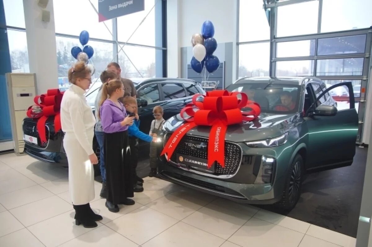    Первые три многодетных семьи Кузбасса получили отечественные машины