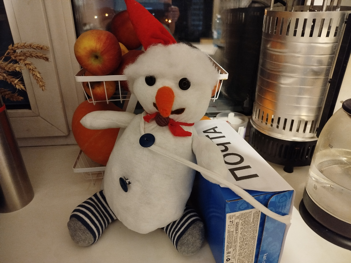 Вот и случилось!Наш волшебный Адвент-календарь ожил. Сегодня утром вместо письма мы нашли... самого гонца! К нам поспешил Снеговик-почтальон, прямой эмиссар самого Деда Мороза. Он скрипит пуговицами, сверкает ледяной улыбкой и принёс нам послание из Великого Устюга. Теперь мы знаем — праздник действительно на пороге, и каждый день будет наполнен чудом. А вы верите в зимних почтальонов? ❄️⛄️📮 #АдвентКалендарь #СнеговикПочтальон #ЖдемЧуда