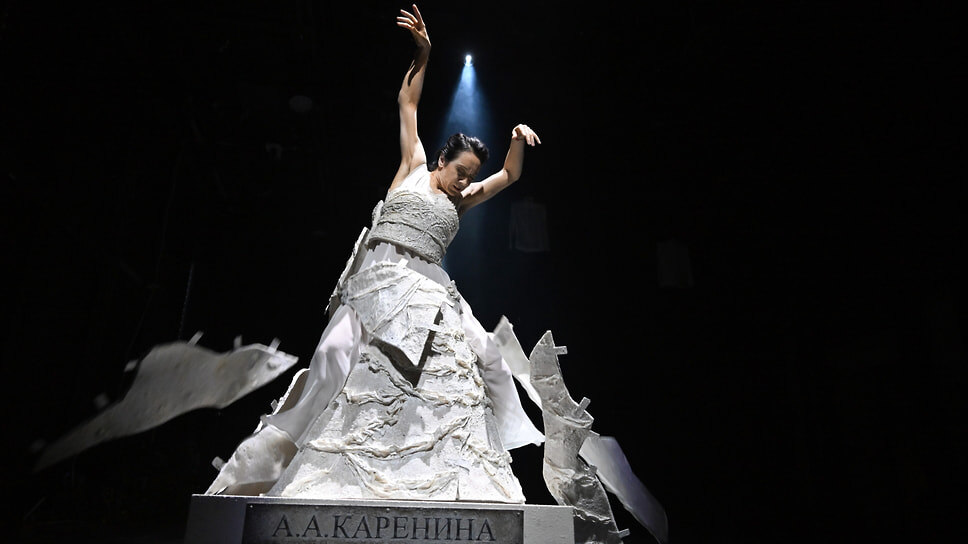 Имидж к экспериментальной танц-драме «До поезда осталось», режиссер Ирина Михеева.📷Фото: Ирина Бужор / Коммерсантъ