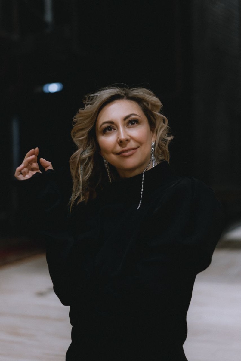 Мария Жуковская: «Занятия любым видом искусства или наблюдение за трудами его творцов исцеляют душу. Музыка оказывает терапевтическое воздействие на наш организм. А танец помогает выразить эмоции, чувства, прожить их, избавиться от зажимов в теле, сбросить „оковы”. И выйти из студии уже другим, окрыленным, человеком. Танец – это рост души и тела».