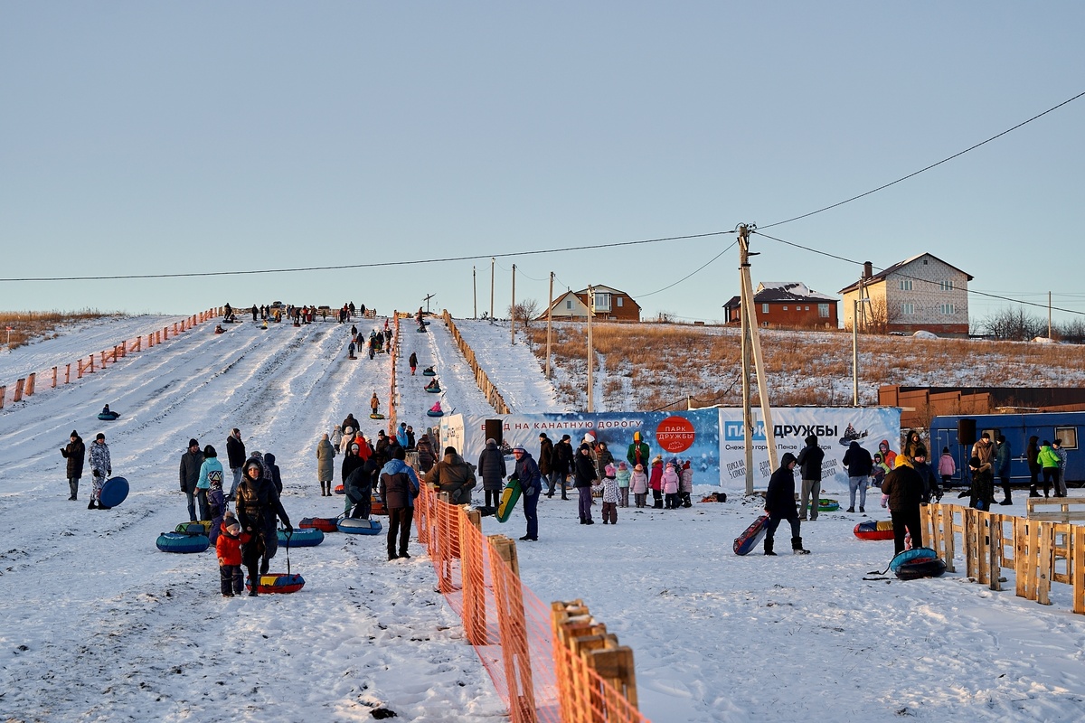 Такой была, наполненная детской радостью, зимняя картина жизни в микрорайоне «Заря» несколько лет тому назад... 