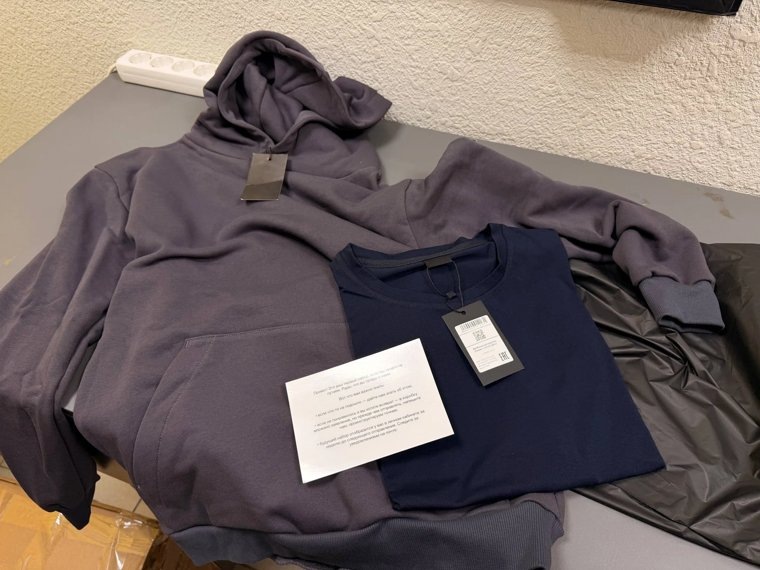    В первый набор одежды вошли худи и домашняя футболка