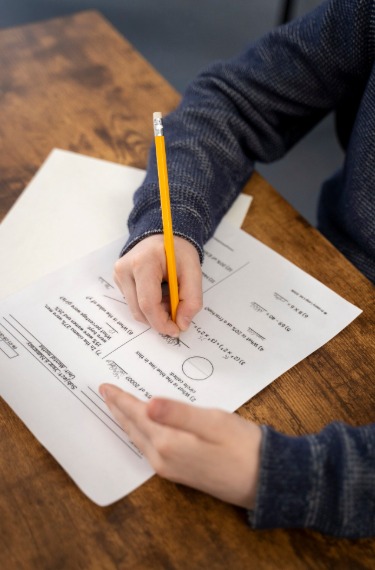 Источник изображения: freepik.com/free-photo/high-angle-kid-cheating-school-test_37127390.htm