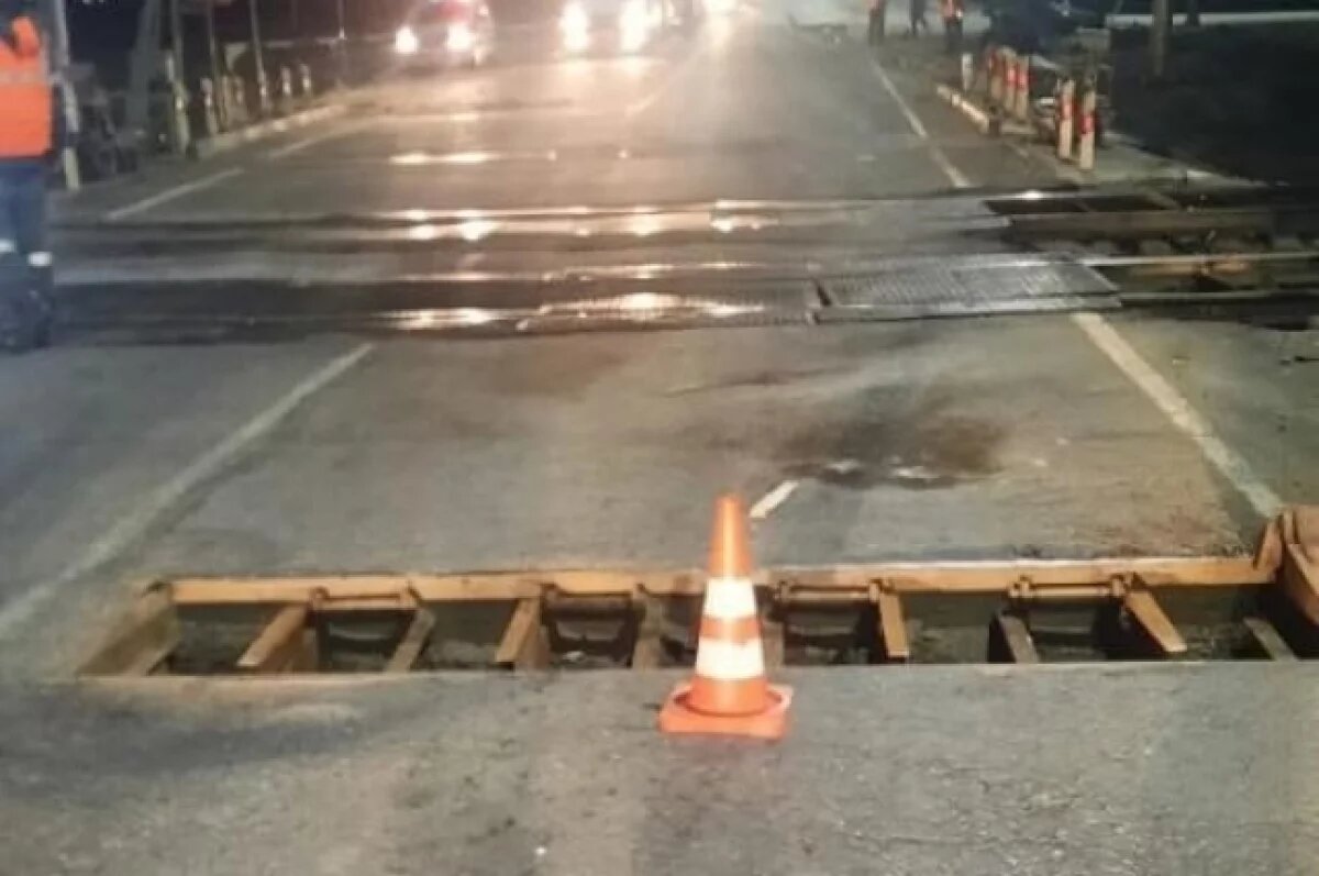    Грузовой поезд протаранил легковушку в Омске