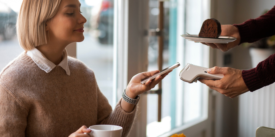 Чаевые: россияне стали чаще отправлять безналичные