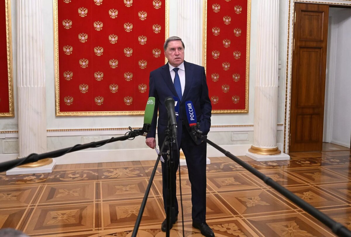 Помощник президента РФ Юрий Ушаков отвечает на вопросы журналистов во время пресс-подхода после встречи президента РФ Владимира Путина и спецпосланника президента США Стивена Уиткоффа / © Sputnik