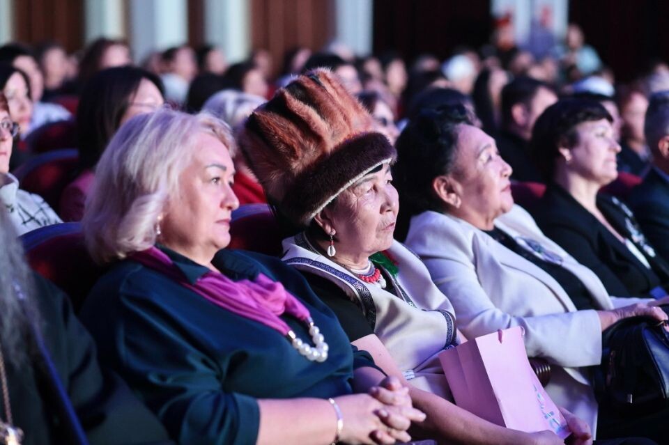    Мероприятие в честь Дня матери в Горно-Алтайске. Источник: altai-republic.ru