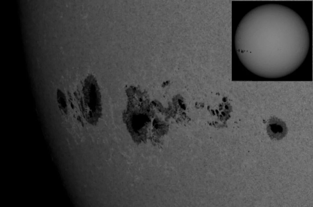    Пятна собрались в южном полушарии Солнца.