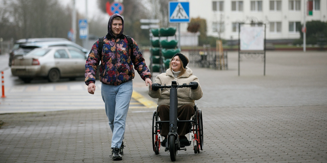 «Утром не смогла встать с кровати». В 22 года внезапно заболела и оказалась в инвалидной коляске