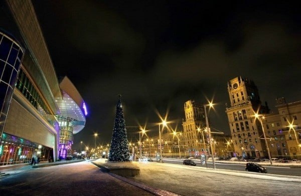 "Ворота Минска" у железнодорожного вокзала в новогоднюю пору.  Источник фото - ТГ "Минск-Беларусь"