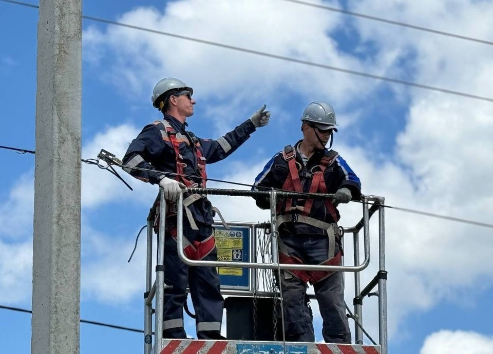    Энергетики приступили к работе. Фото: sevenergo.net