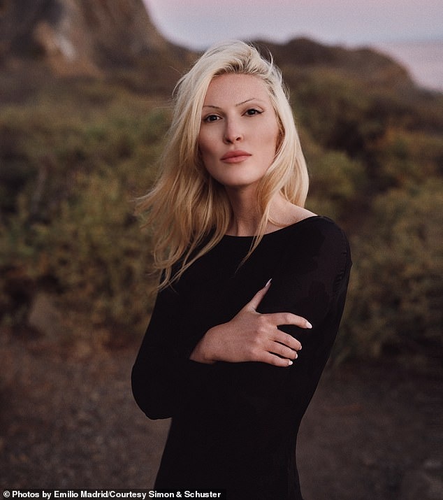 В своей новой книге «Американская песнь», вышедшей во вторник, Нуцци утверждает, что на протяжении их отношений Кеннеди неоднократно признавался ей в любви, говорил, что готов принять пулю за неё, и даже просил её родить ему ребёнка