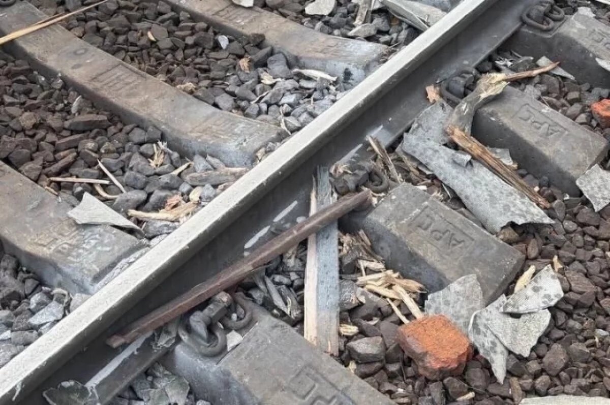    В Перми нашли подростков, ломавших светофоры и бросавших мусор на ж/д пути