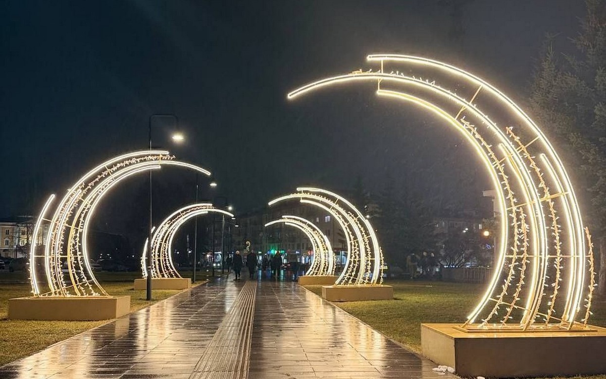    Фотофакт: новогоднюю иллюминацию включили на улицах Ижевска