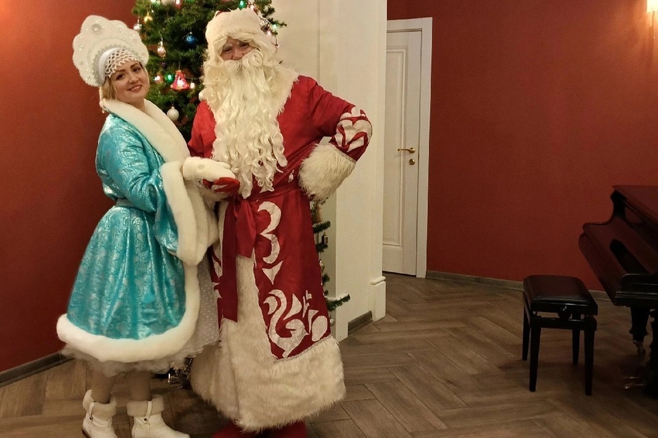  Снегурочка Алена будет в этом году в классическом образе, хотя Лабубу очень популярны в этом сезоне. Фото: предоставлено "КП"