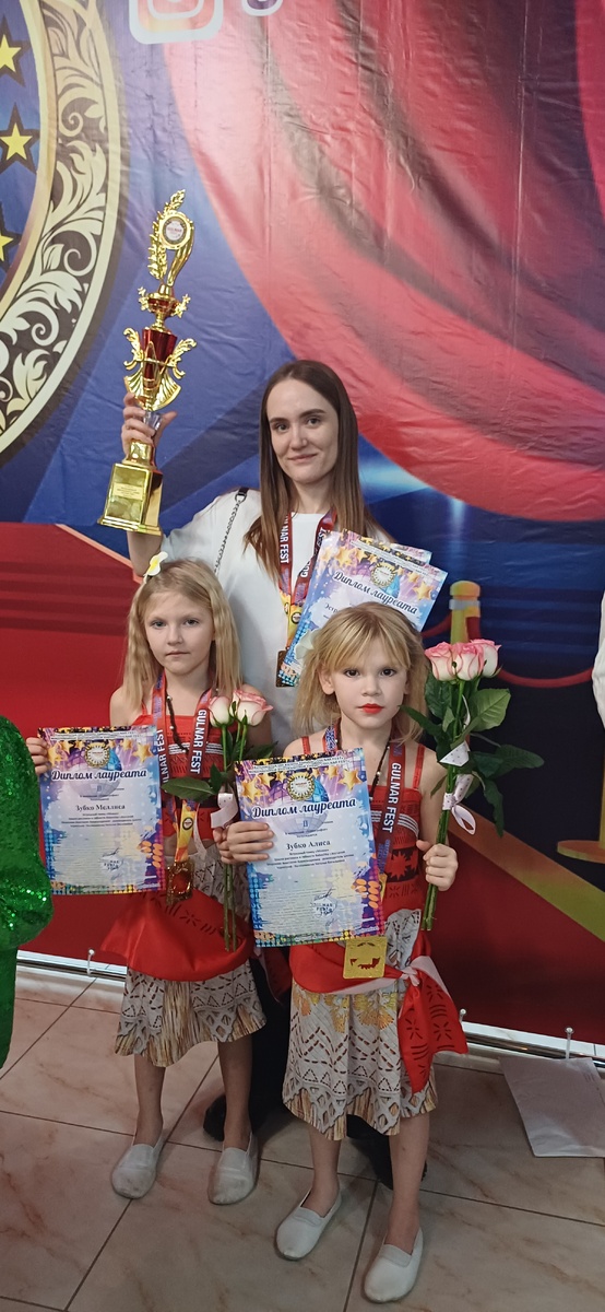 Милисса и Алиса со своим преподавателем. 