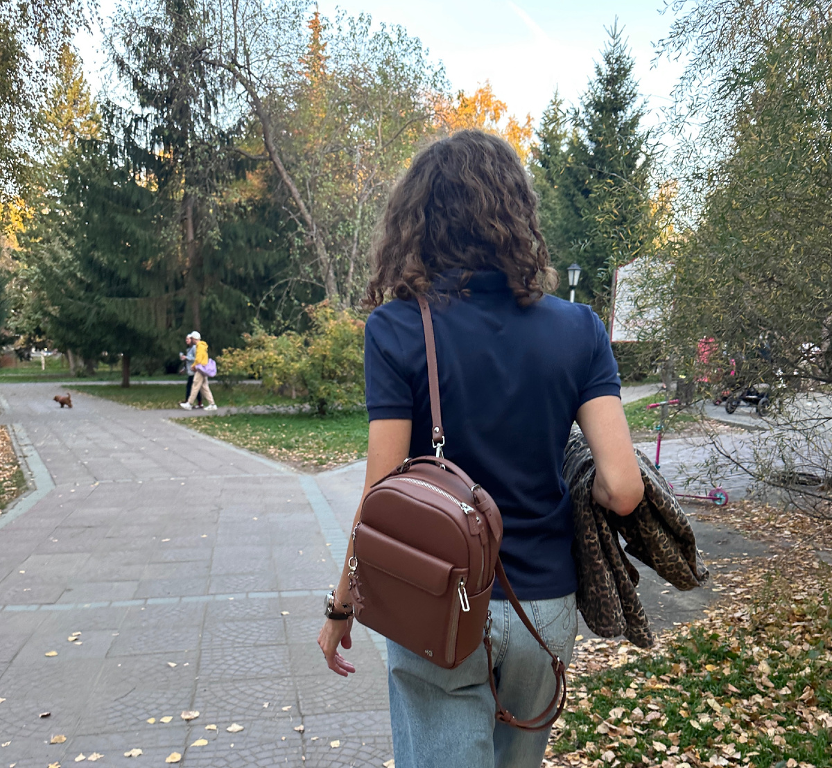 ЛИСТАЙТЕ -->