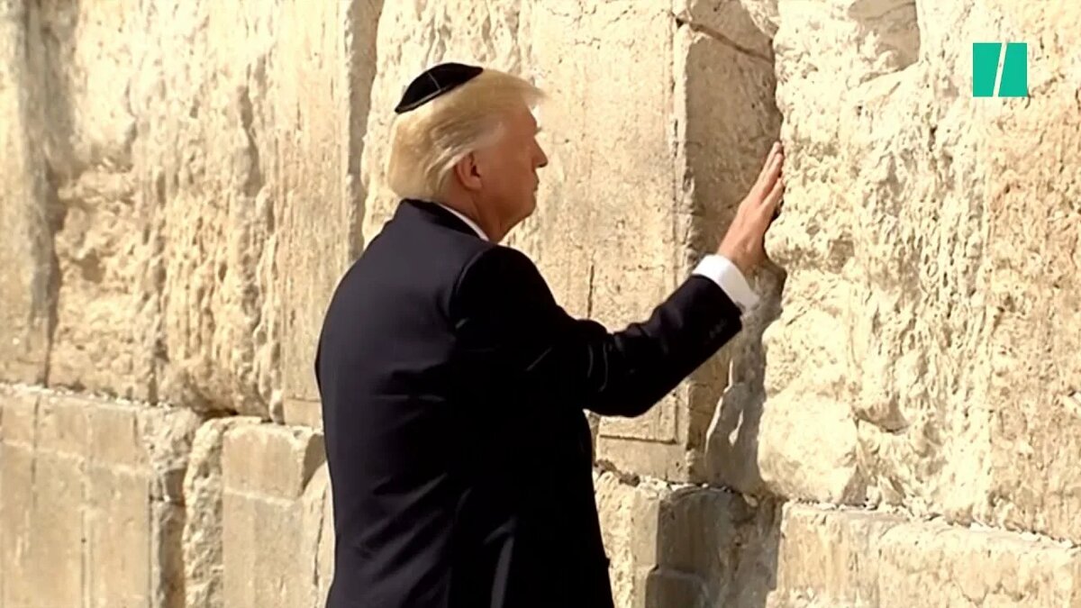 Еврейский президент США Трамп возле стены плача. Молится.