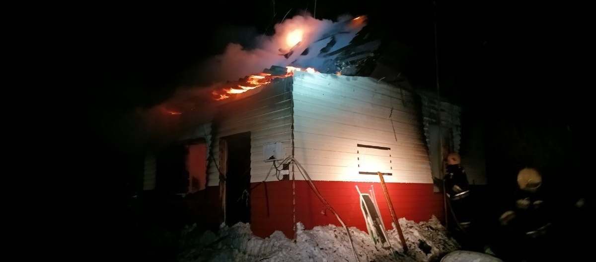    В Нижневартовске сгорел дачный дом, пострадал человек