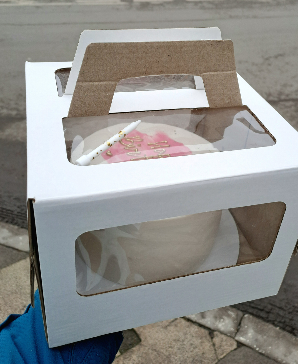 Вот такой тортик везу.