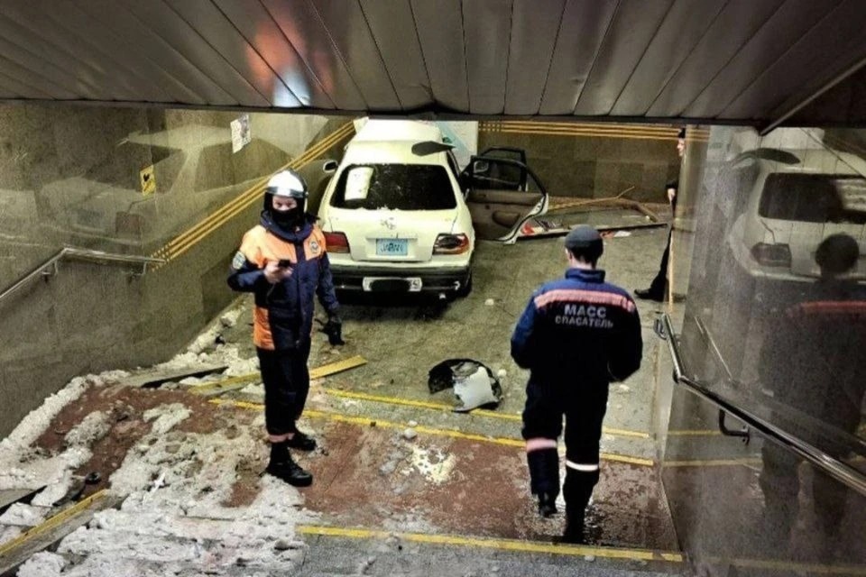    Водитель чуть не сбил двух человек. Фото: Телеграм-канал спасателей МАСС