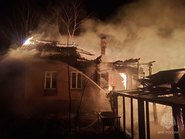    В Котельниче горел дом, хозяин отравился дымом