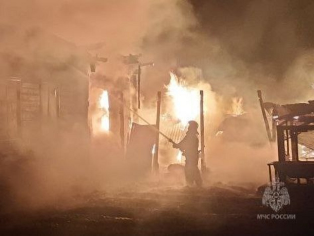    В Котельниче горел дом, хозяин отравился дымом