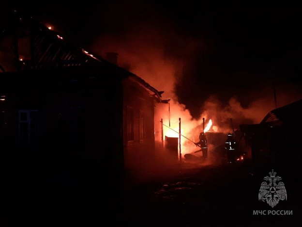    В Котельниче горел дом, хозяин отравился дымом