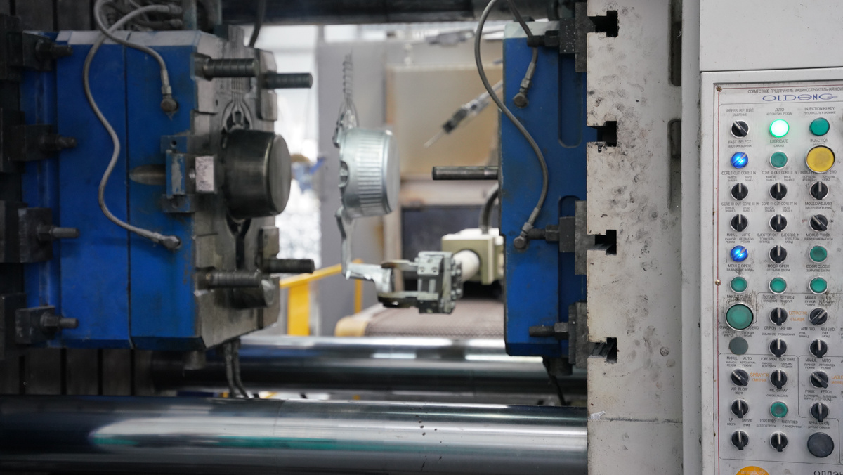 Получение отливки в литейной машине