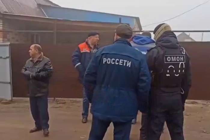 Отключили свет цыганскому табору: Цыгане самовольно подключились к сетям, но тут пришла полиция