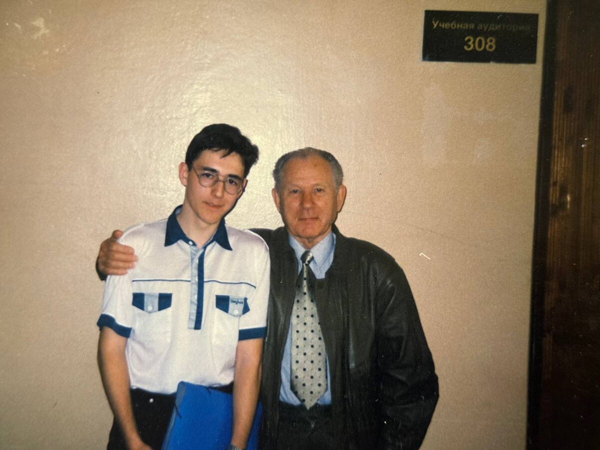 С профессором В.М. Семёновым на первом курсе - май 2000 года (фото из личного архива В.В. Горюнова)