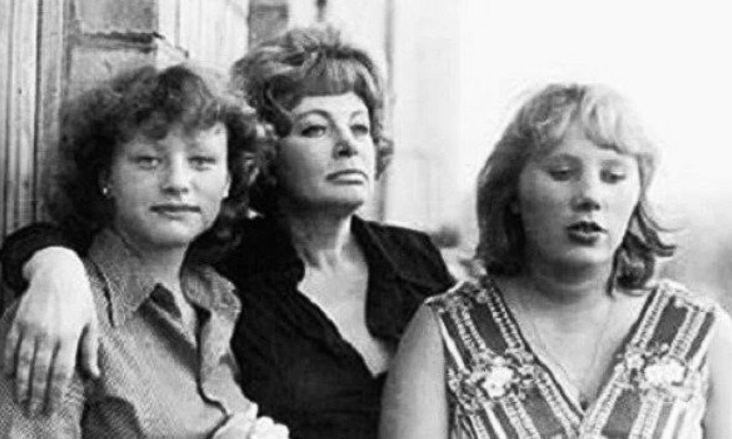 на фото Алла Ларионова с дочками