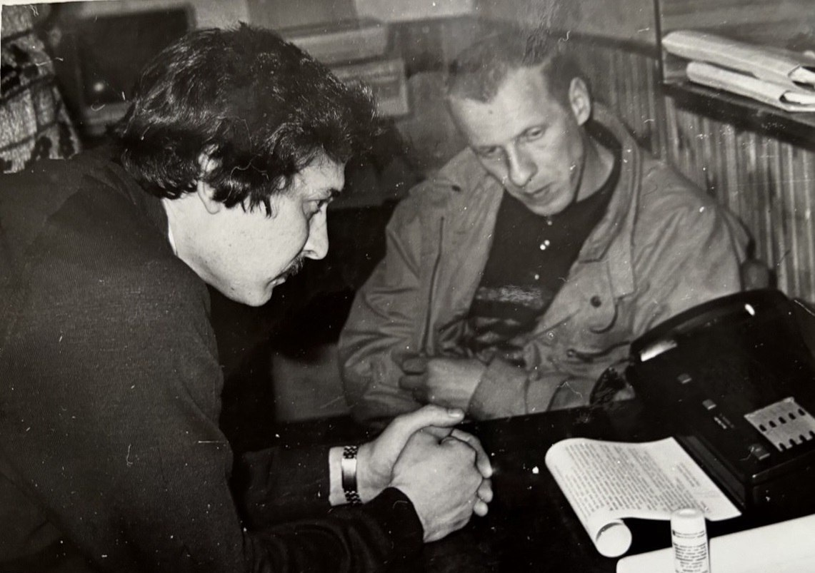 Главный редактор Рим Арсланов (слева) во время рассылки информации по факсу, 1996 год