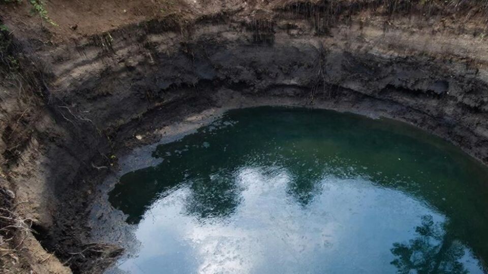    Яма с водой. Источник: сгенерировано нейросетью