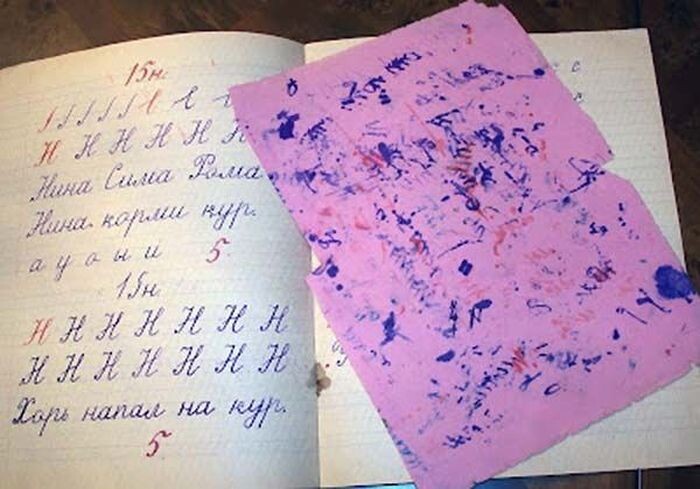 Стилизованное изображение создано для визуализации процесса письма перьевой ручкой. Тетрадь и промокашка являются типичными канцелярскими принадлежностями советского и раннего постсоветского периода.