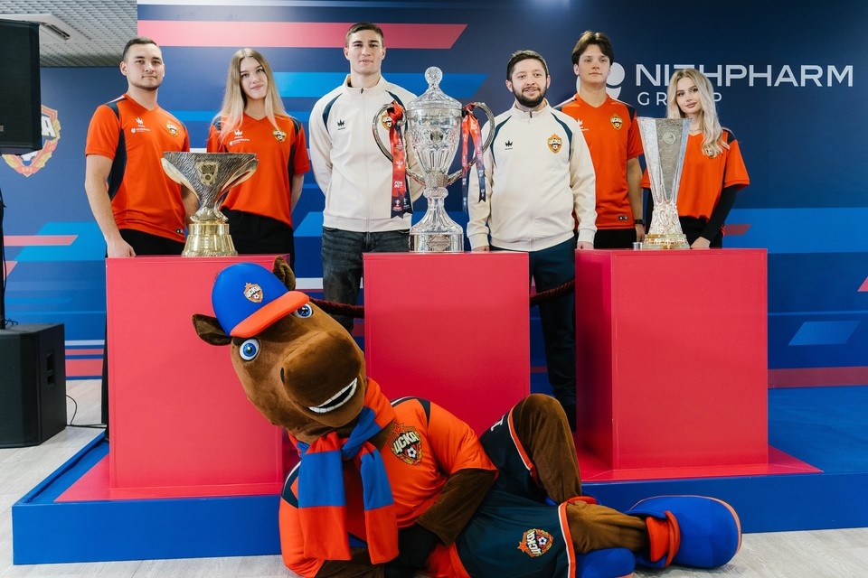    В Нижнем Новгороде открылась выставка кубков, завоеванных ПФК ЦСКА. ФОТО: Пресс-служба группы компаний "НИЖФАРМ".