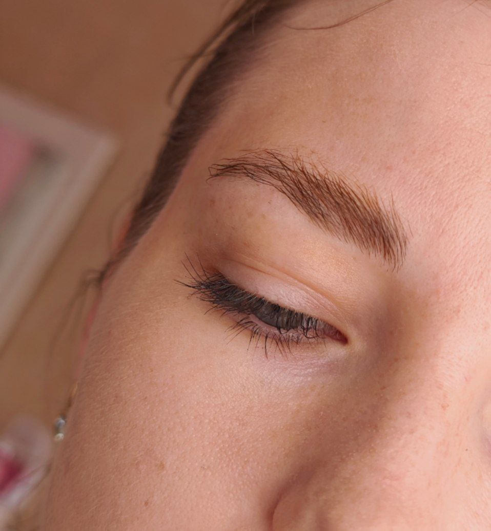 Исходик - мы видим слегка рыжий оттенок волосков. В этих местах волос поврежденный, состав передержали, это видно. 