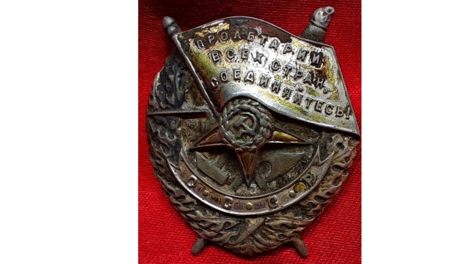 Говорящий орден: новгородские поисковики ищут родственников липецкого красноармейца