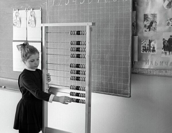 Стилизованная предметная съёмка, создающая натюрморт из типичных школьных инструментов 80-90-х годов. Все предметы являются архивными образцами или точными репликами.